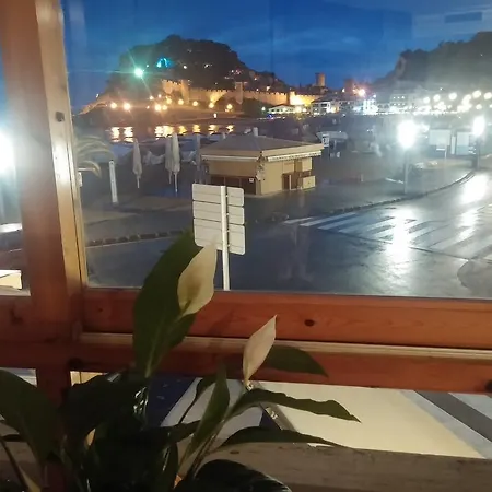 Lydia's With Castle View توسا ذي مار
